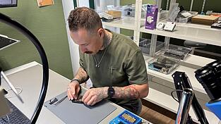 Einer der Arbeitspl&auml;tze von Patrick Mayer. Hier gibt es neben viel Werkzeug auch ein Mikroskop mit Foto- und Videofunktion, damit der 42-J&auml;hrige alles genau erkennen kann, und beispielsweise ein Hei&szlig;luftl&ouml;tgerat.