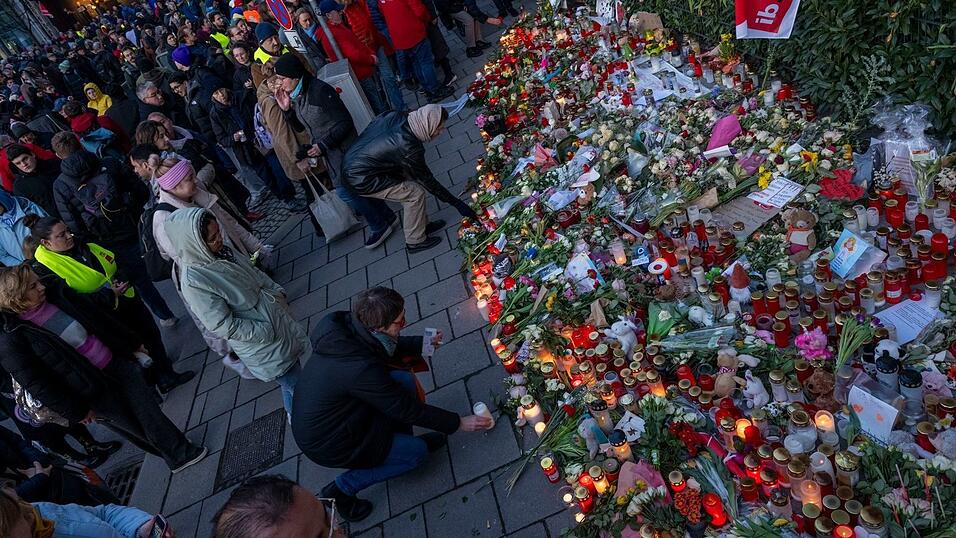 Teilnehmer einer Verdi-Gedenkveranstaltung für die Opfer des Anschlags auf eine Demonstration legen Kerzen, Blumen und Karten ab. Teilnehmer einer Verdi-Gedenkveranstaltung für die Opfer des Anschlags auf eine Demonstration legen Kerzen, Blumen und Karten ab.
