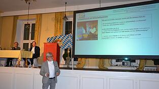 Hubert Hietl rekapitulierte „tausend Tage Widerstand“ der Bürgerinitiative gegen den in Stocka im Markt Rohr geplanten Logistikpark. Im Hintergrund die beiden BIA-Vorsitzenden Hans-Jürgen Thaus und Roland Weiß (v. l.).