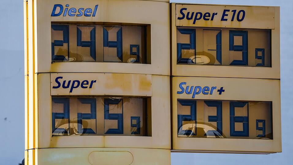 Die Spritpreise sind zuletzt in Deutschland schneller als im benachbarten EU-Ausland gestiegen. Die Spritpreise sind zuletzt in Deutschland schneller als im benachbarten EU-Ausland gestiegen.