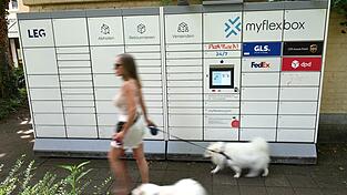 Myflexbox-Automat an einem D&uuml;sseldorfer Mietshaus.