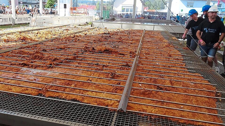 Das XXL-Schnitzel: Der Weltrekordversuch vor einem Jahr ist gegl&uuml;ckt! &Uuml;ber 4.800 Schnitzelsemmeln wurden am 15. September 2019 an die Zuschauer verkauft.