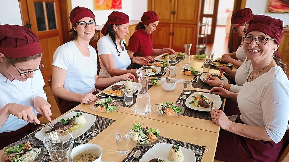 Die Studierenden an der Fachschule für Ernährung und Haushaltsführung in Landau lernen von Grund auf, einen Haushalt fachkundig zu führen. Die Studierenden an der Fachschule für Ernährung und Haushaltsführung in Landau lernen von Grund auf, einen Haushalt fachkundig zu führen.