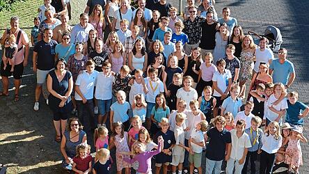 Alle Kinder und Jugendlichen, Leiterinnen und Leiter sowie Eltern, Geschwister und Verwandte stellten sich im Hof der Jugendbildungsstätte zum Gruppenfoto.