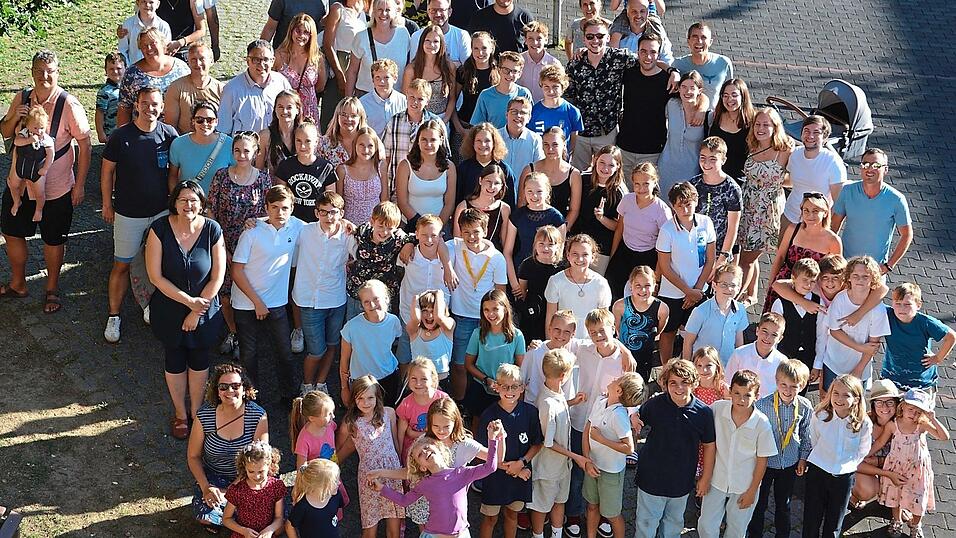 Alle Kinder und Jugendlichen, Leiterinnen und Leiter sowie Eltern, Geschwister und Verwandte stellten sich im Hof der Jugendbildungsstätte zum Gruppenfoto. Alle Kinder und Jugendlichen, Leiterinnen und Leiter sowie Eltern, Geschwister und Verwandte stellten sich im Hof der Jugendbildungsstätte zum Gruppenfoto.