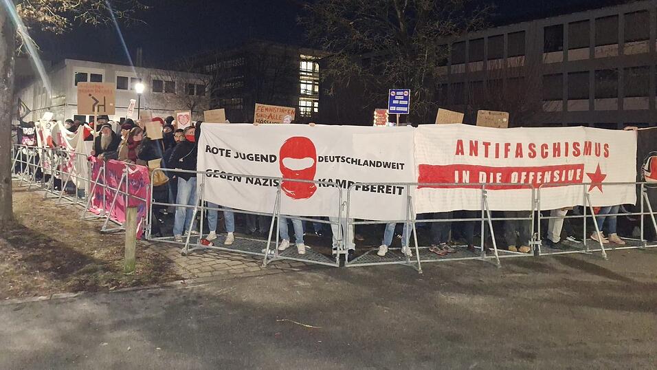 Nahezu 300 Menschen demonstrieren vor der Stadthalle. 