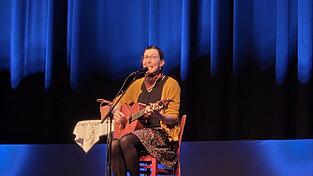 Mit einem spielerischen Lächeln auf den Lippen kann Martina Schwarzmann auch die größten Boshaftigkeiten höchst charmant verpacken. Knapp 2.500 Besucher waren am Freitagabend in der Sparkassen-Arena begeistert vom Auftritt der 46-jährigen Kabarettistin aus Oberbayern. Mit einem spielerischen Lächeln auf den Lippen kann Martina Schwarzmann auch die größten Boshaftigkeiten höchst charmant verpacken. Knapp 2.500 Besucher waren am Freitagabend in der Sparkassen-Arena begeistert vom Auftritt der 46-jährigen Kabarettistin aus Oberbayern.