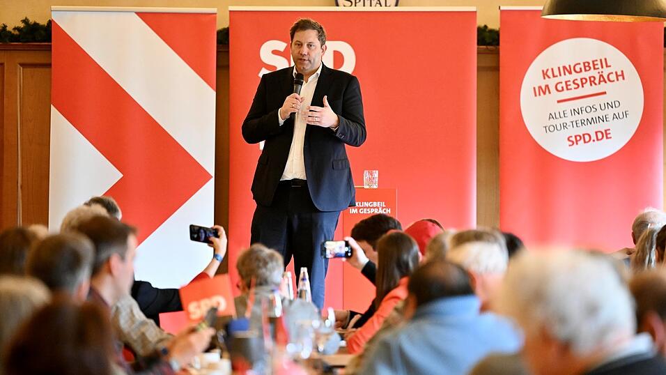 Lars Klingbeil sprach vor 120 Zuh&ouml;rern in Regensburg.