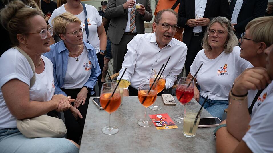 Die Freundinnen, die sich regelm&auml;&szlig;ig treffen, nehmen Bundesinnenminister Alexander Dobrindt (CSU) in ihre Mitte.