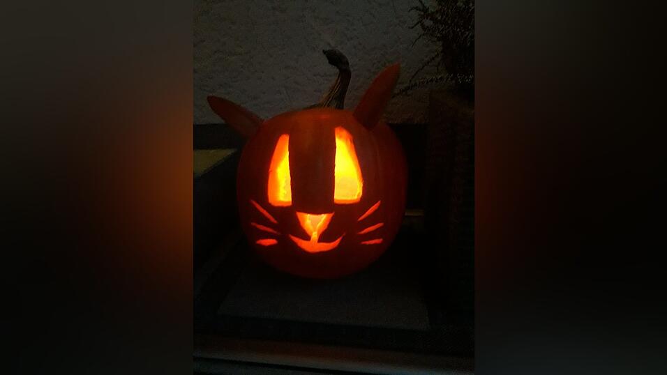 ...und mit Teelicht-Füllung leuchten.