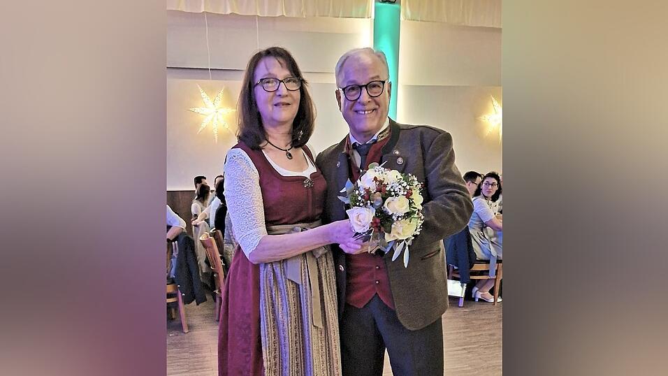 BJV-Kreisgruppenvorsitzender Helmut Vaith eröffnete mit seiner Gattin Anita den Tanzreigen.