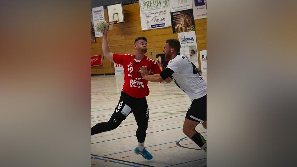 Im Spiel gegen Erlangen-Bruck hat Roding um Milan Sedivec jun. (in Rot) einfach kein Glück. Im Spiel gegen Erlangen-Bruck hat Roding um Milan Sedivec jun. (in Rot) einfach kein Glück.