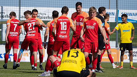 Mit dem 1:0-Heimsieg gegen Bayreuth hat sich die SpVgg Hankofen-Hailing (in Rot) kürzlich die Möglichkeit erspielt, über die Relegation den Klassenerhalt in der Regionalliga zu schaffen. Gegner am Freitag (auswärts) und im Heimspiel am nächsten Dienstag ist der Süd-Bayernligist SV Erlbach.