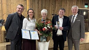 Die Präsidenten des Rotary Clubs Alexander Penzkofer und Regina Stoiber mit den Geehrten Rita und Christian Penzkofer nebst Laudator Dr. Karl Rabl F