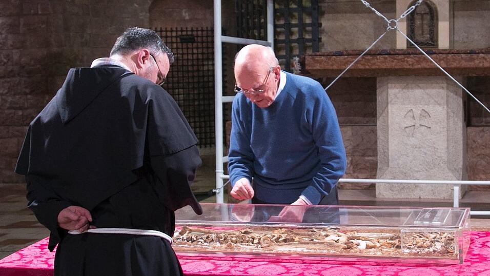 800 Jahre nach seinem Tod werden die Gebeine des Heiligen Franziskus zur Schau gestellt. Vor vielen Jahren wurden sie hier schon mal inspiziert. (Archivbild) 800 Jahre nach seinem Tod werden die Gebeine des Heiligen Franziskus zur Schau gestellt. Vor vielen Jahren wurden sie hier schon mal inspiziert. (Archivbild)