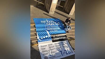 Benedikt Schramm und Uta Spies mit dem gr&ouml;&szlig;ten Plakat der Landshuter Literaturtage - kurz bevor es am Landshuter Hauptbahnhof aufgespannt wurde.