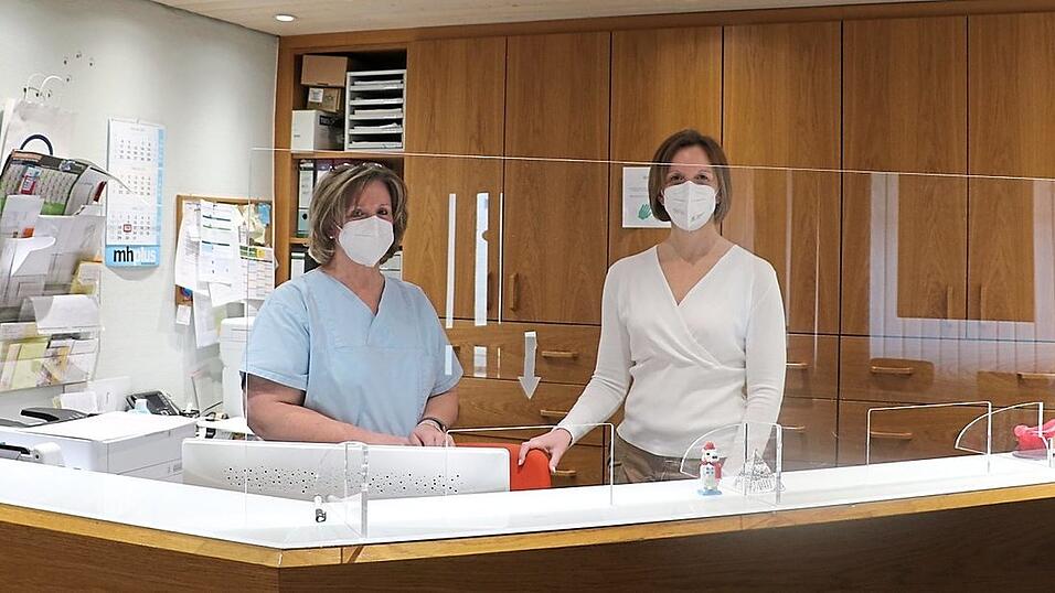 Sandra Starke (rechts) w&uuml;rde gern die Allgemeinarztpraxis ihres Vaters &uuml;bernehmen, doch die daf&uuml;r n&ouml;tige Weiterbildung dauert noch. Ihre Mutter Heidi (links) darf die Praxis als Witwe aber nur bis zum 31. M&auml;rz weiterbetreiben. Die Kassen&auml;rztliche Vereinigung besteht darauf, dass termingerecht die Lichter ausgehen. Mehrere Politiker dringen auf eine Ausnahmeregelung.