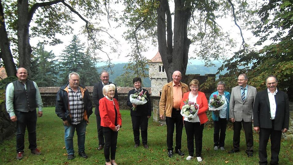 Die verabschiedeten Gemeinderäte (aus persönlichen Gründen fehlten Manuela Weber und Johann Fendl) zusammen mit ihren Partnerinnen und Partnern, eingerahmt von zweitem Bürgermeister Roland Keck (ganz links) und Bürgermeister Ludwig Ettl (ganz rechts). Die verabschiedeten Gemeinderäte (aus persönlichen Gründen fehlten Manuela Weber und Johann Fendl) zusammen mit ihren Partnerinnen und Partnern, eingerahmt von zweitem Bürgermeister Roland Keck (ganz links) und Bürgermeister Ludwig Ettl (ganz rechts).
