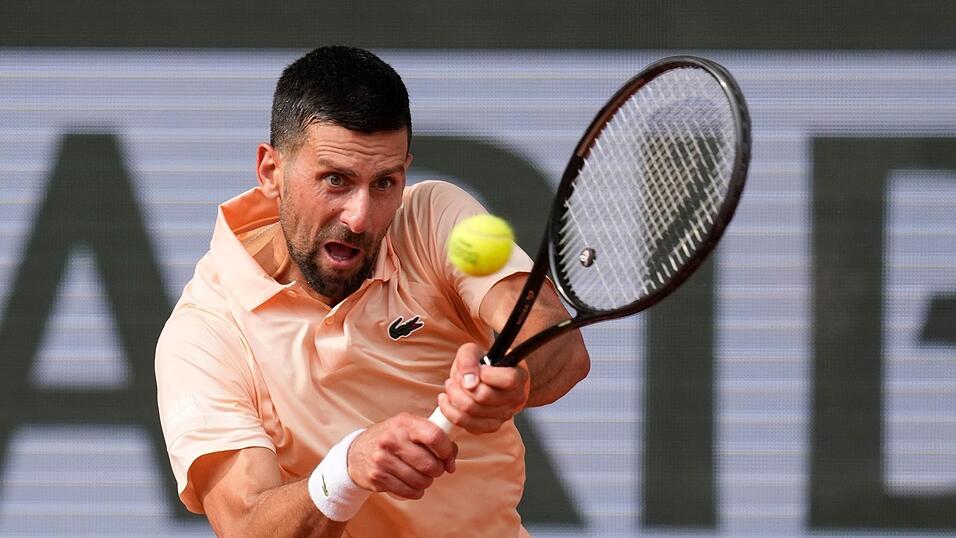 Novak Djokovic musste in seinem Drittrundenmatch bei den French Open hart kämpfen. Novak Djokovic musste in seinem Drittrundenmatch bei den French Open hart kämpfen.