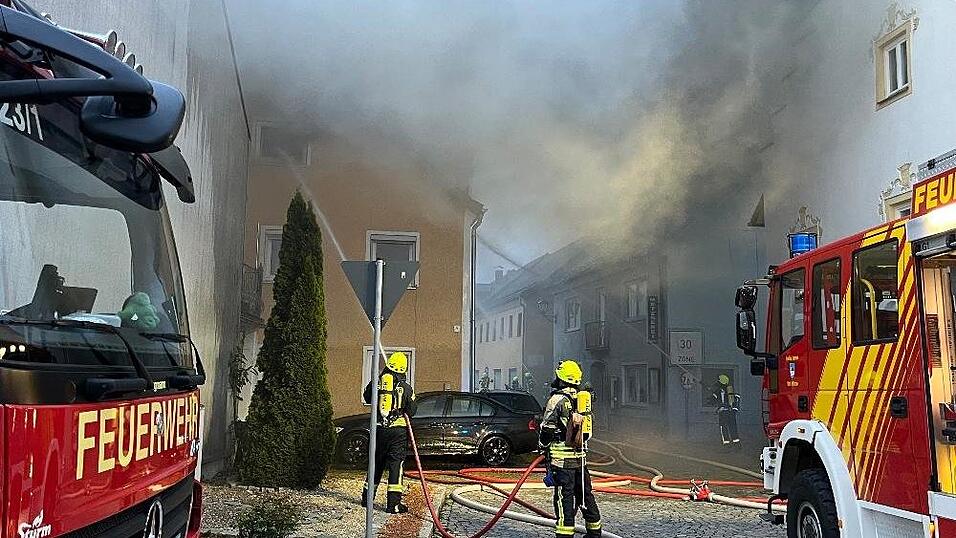 Am Ostermontag kam es in Hofkirchen zu einem Großbrand. Betroffen sind mehrere nebeneinanderliegende Wohnhäuser.