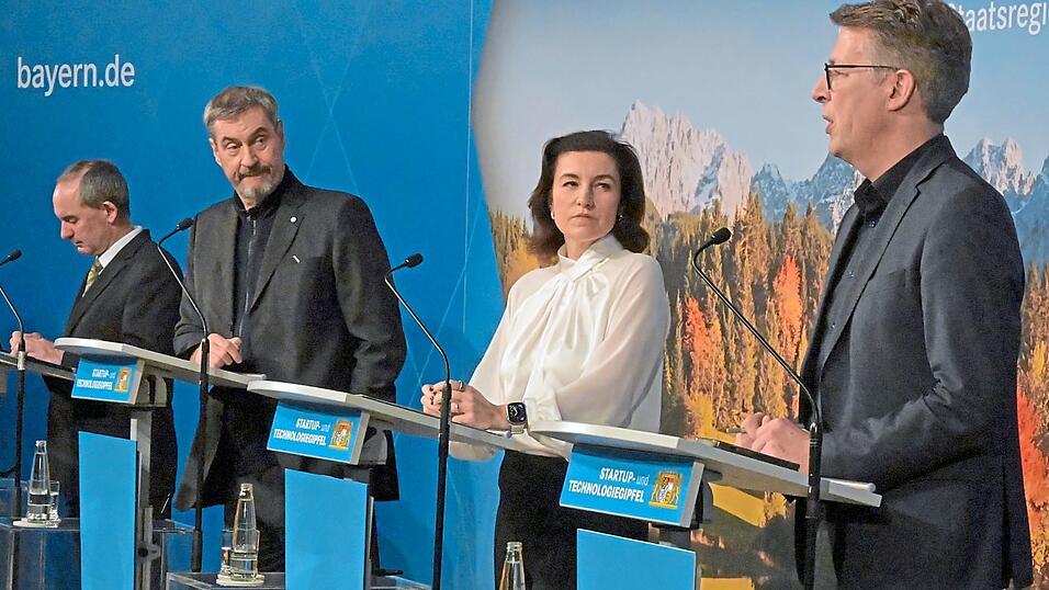 Hubert Aiwanger, Markus Söder, Dorothee Bär und Markus Blume (v. l.) bei derPressekonferenz nach dem Start-up- und Technologiegipfel am Montag in München. Hubert Aiwanger, Markus Söder, Dorothee Bär und Markus Blume (v. l.) bei derPressekonferenz nach dem Start-up- und Technologiegipfel am Montag in München.