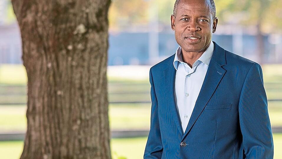 Das Foto im Freien war Samuel Fosso wichtig, sch&auml;tzt er doch die Natur sehr.