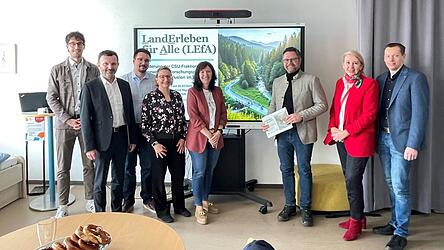 Lukas Schmidbauer (Gesundheitscampus), B&uuml;rgermeister Markus Hofmann, Projektleiter Domenic Sommer, Nicole Graf (Gesundheitscampus), Katrin Martin (operative Leitung), MdL Gerhard Hopp sowie Carola H&ouml;cherl-Neubauer und Manfred Duschinger freuen sich, den Startschuss f&uuml;r das neue Forschungsprojekt geben zu k&ouml;nnen.