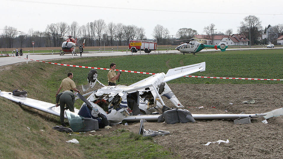 Bei einem Flugzeugabsturz in Ellerm&uuml;hle bei Landshut wurden vier Personen schwer verletzt. (Foto: Christine Vincon)