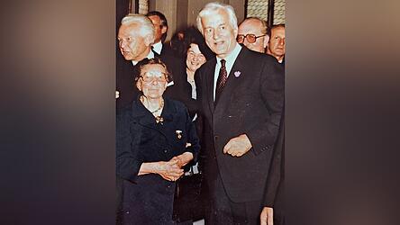 1985 war Richard von Weizs&auml;cker (rechts) in Straubing. Und bekam eine F&uuml;hrung von Anna Braumandl (links).