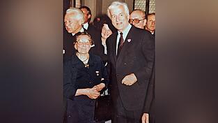 1985 war Richard von Weizs&auml;cker (rechts) in Straubing. Und bekam eine F&uuml;hrung von Anna Braumandl (links).