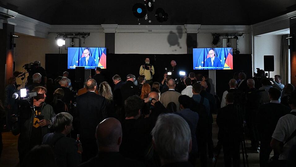 Auch CDU-Anhänger in Mecklenburg-Vorpommern verfolgten Merz' Statement am Wahlabend. Auch CDU-Anhänger in Mecklenburg-Vorpommern verfolgten Merz' Statement am Wahlabend.