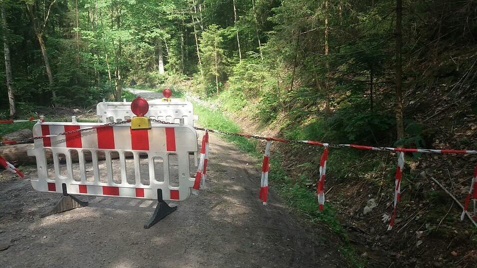 Zeitweise waren die Baustellenabsperrungen mit einer Kette befestigt. Diese wurde mindestens einem Radler zum Verhängnis. Zeitweise waren die Baustellenabsperrungen mit einer Kette befestigt. Diese wurde mindestens einem Radler zum Verhängnis.