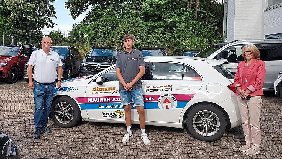 Firmenchef Siegfried Wagner (links) neben seinem Auszubildenden Jakob Wagner und Bauinnungs-Geschäftsführerin Petra Weinberger bei der Übergabe der Autoschlüssel