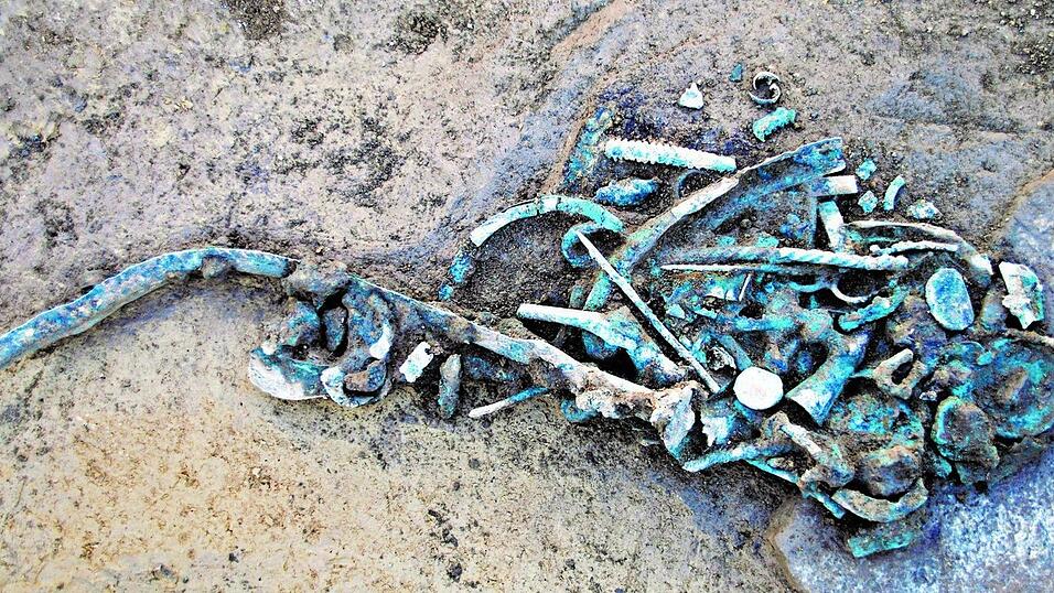 Ein Bild von der Grabungssituation im Baugebiet Blumenäcker: So kamen im Jahr 2011 die Metallteile des Prunkwagens und das etwa 60 Zentimeter lange Bronze-Schwert nach rund 3300 Jahren ans Tageslicht. Ein Bild von der Grabungssituation im Baugebiet Blumenäcker: So kamen im Jahr 2011 die Metallteile des Prunkwagens und das etwa 60 Zentimeter lange Bronze-Schwert nach rund 3300 Jahren ans Tageslicht.