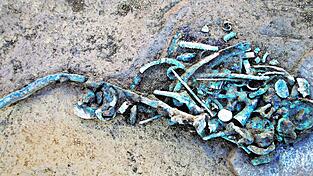 Ein Bild von der Grabungssituation im Baugebiet Blumenäcker: So kamen im Jahr 2011 die Metallteile des Prunkwagens und das etwa 60 Zentimeter lange Bronze-Schwert nach rund 3300 Jahren ans Tageslicht. Ein Bild von der Grabungssituation im Baugebiet Blumenäcker: So kamen im Jahr 2011 die Metallteile des Prunkwagens und das etwa 60 Zentimeter lange Bronze-Schwert nach rund 3300 Jahren ans Tageslicht.