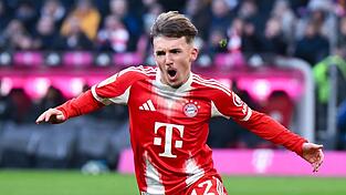 Der Jüngste geht voran: Lennart Karl jubelt nach seinem Tor zum 1:2.