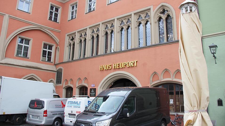 Die Handwerker im Haus Heuport m&uuml;ssen vor der Neuer&ouml;ffnung am 23. M&auml;rz Gas geben, dass alles p&uuml;nktlich fertig wird. Das Traditionshaus gegen&uuml;ber des Doms war seit 2020 geschlossen.