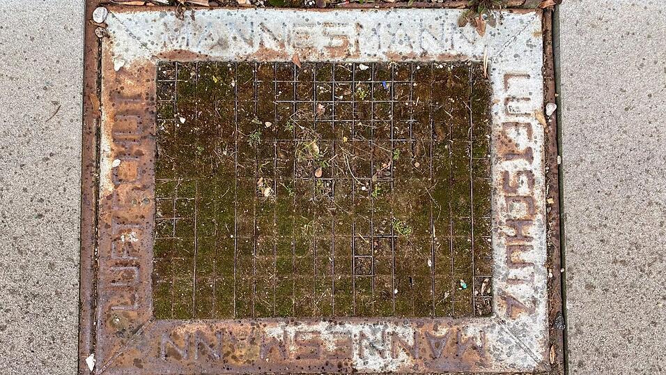 Das Mannesmann-Luftschutzgitter ist noch immer neben der Nikolaschule im Boden verankert.