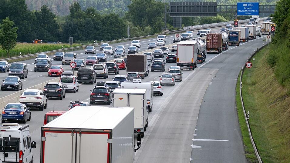 Auch am kommenden Wochenende wird es auf den bayerischen Straßen wieder eng. (Archivbild)