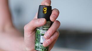 Auf einer Toilette habe der Unbekannte das Pfefferspray verspr&uuml;ht. (Symbolbild)