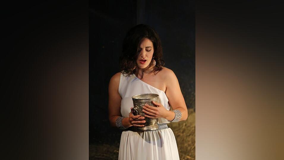 Die Katzbergerin als Cornelia in 'Giulio Cesare' bei der Hamburger Kammeroper. Die Katzbergerin als Cornelia in 'Giulio Cesare' bei der Hamburger Kammeroper.