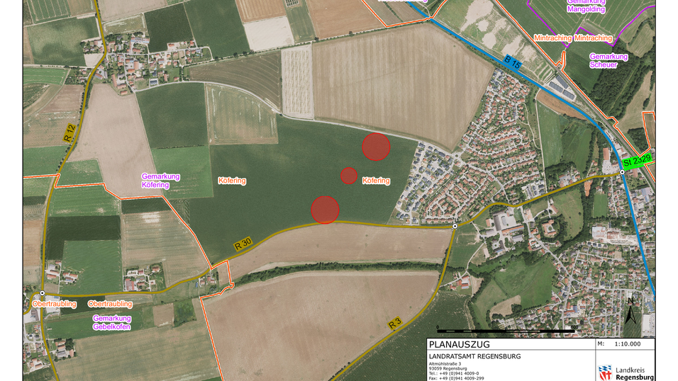 Von der B 15 zur R 30 soll westlich von K&ouml;fering eine Stra&szlig;enschneise gebaut werden. Bei den Arbeiten fanden Arch&auml;ologen an den roten Punkten Siedlungsspuren von der Steinzeit bis in die r&ouml;mische Kaiserzeit. Auch auf den Feldern rechts der Fundstellen, wo das Graf-Lerchenfeld-Quartier entsteht, wird mit Funden gerechnet.