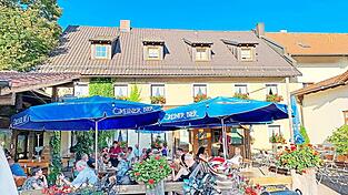 Reger Betrieb an einem Montagabend im Biergarten vor dem Wirtshaus.