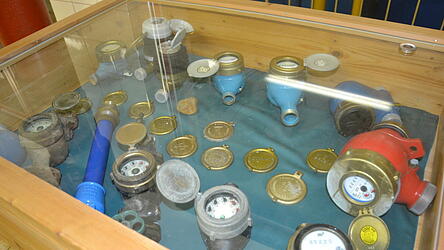 Ausrangierte Wasserzähler werden in einer Vitrine im Mainburger Wasserwerk präsentiert.