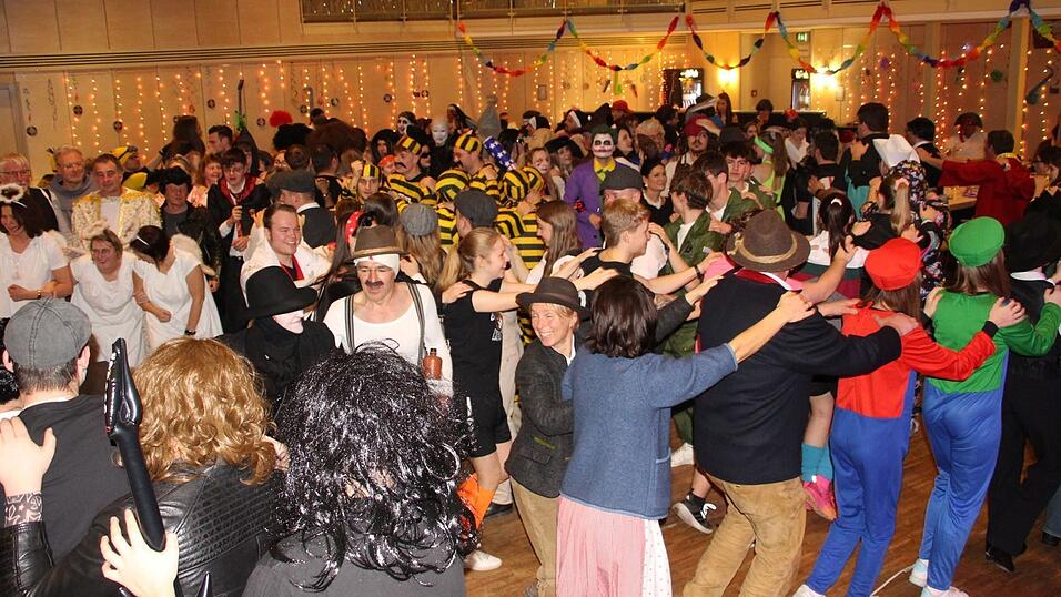 Zur Maskenpr&auml;mierung zogen die zahlreichen Gruppen in einer Polonaise &uuml;ber die Tanzfl&auml;che.