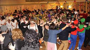 Zur Maskenpr&auml;mierung zogen die zahlreichen Gruppen in einer Polonaise &uuml;ber die Tanzfl&auml;che.