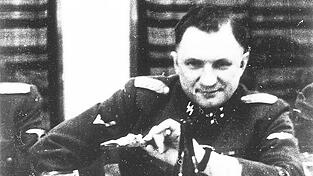 Richard Baer war der letzte Lagerkommandant von Auschwitz. Zu dieser Zeit fotografierte ihn sein Adjutant beim Essen in einer Jagdhütte. Richard Baer war der letzte Lagerkommandant von Auschwitz. Zu dieser Zeit fotografierte ihn sein Adjutant beim Essen in einer Jagdhütte.