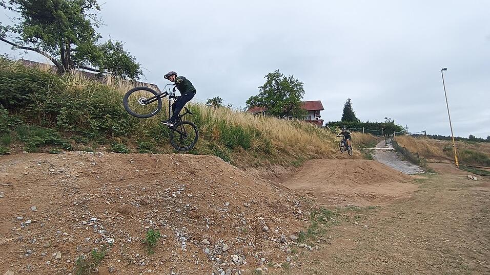Stunts mit dem Rad beim neuen Moosbacher Bikepark