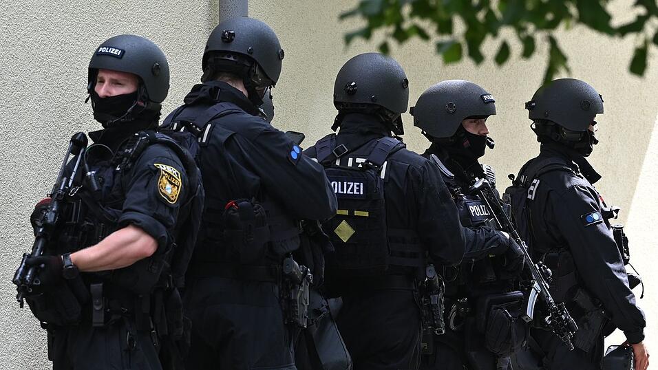 Schwerbewaffnete Polizisten am Welfen-Gymnasium in Schongau. Schwerbewaffnete Polizisten am Welfen-Gymnasium in Schongau.