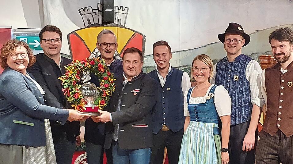 Von links: B&uuml;rgermeisterin Angelika Leitermann aus Arnbruck, B&uuml;rgermeister Dr. Stefan Spindler, dritter B&uuml;rgermeister Karl Heinz Hofmann, B&uuml;rgermeister Karl-Heinz Eppinger aus Zwiesel, Moderator Andreas Schmid, Hedwig und Florian Beer sowie Matthias Gr&ouml;ller von der Woideck Musi.